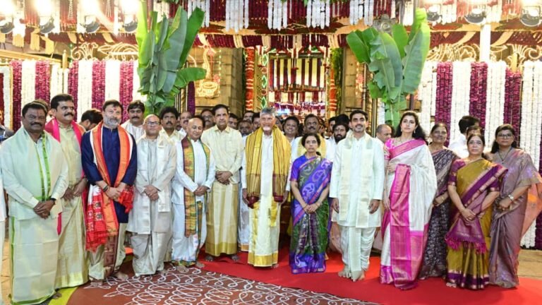 శ్రీవారికి పట్టువస్త్రాలు సమర్పించిన సీఎం చంద్రబాబు