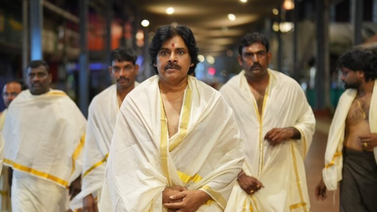 గురువాయూరప్పను దర్శించుకున్న పవన్