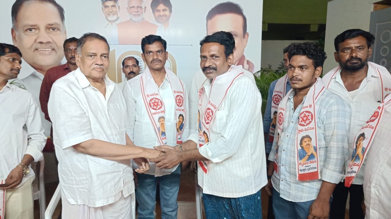 జనసేన పార్టీలో చేరిన వైసీపీ నాయకులు